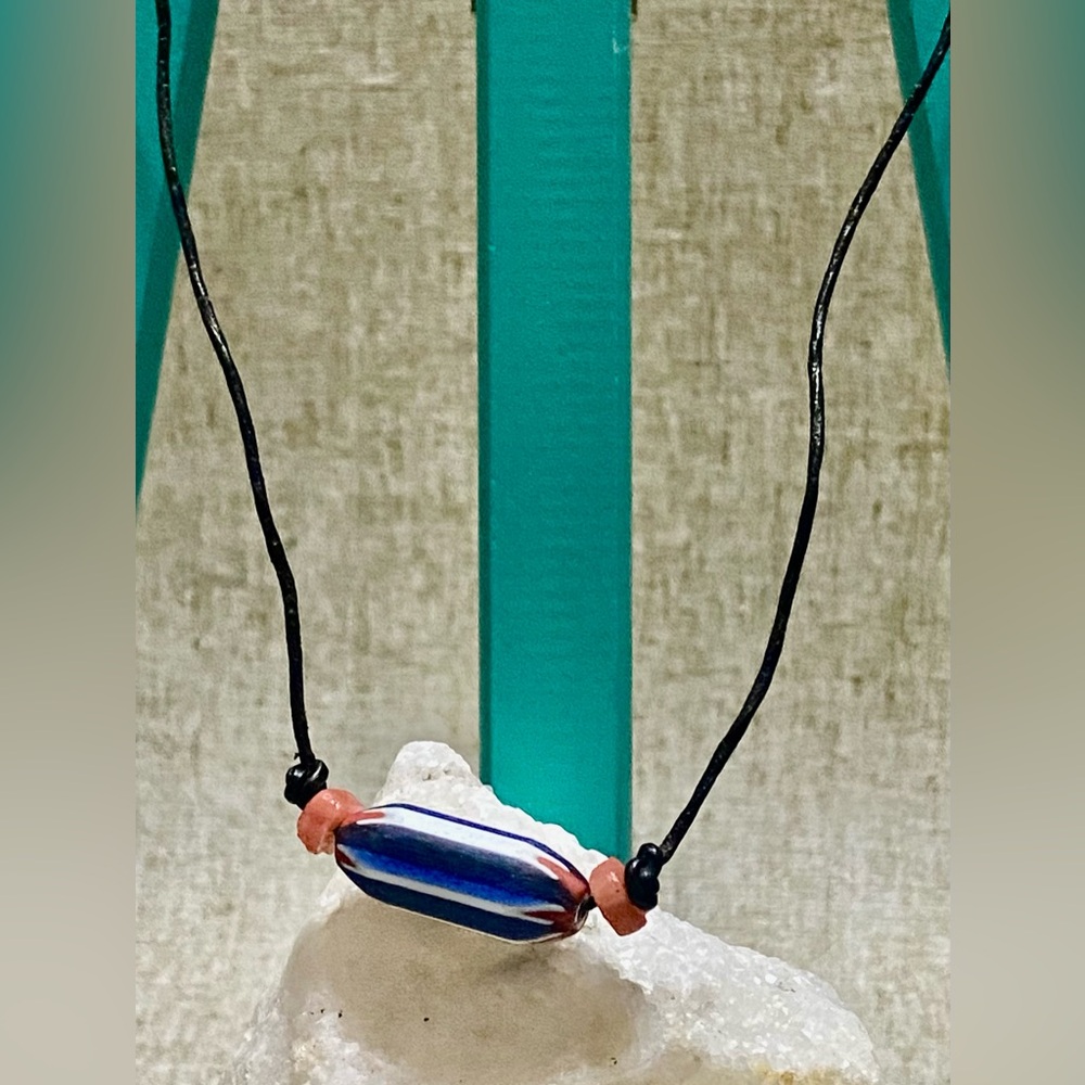 🎠🧿Large chevron necklace, and leather strap with two beads on the sides🧿🎠